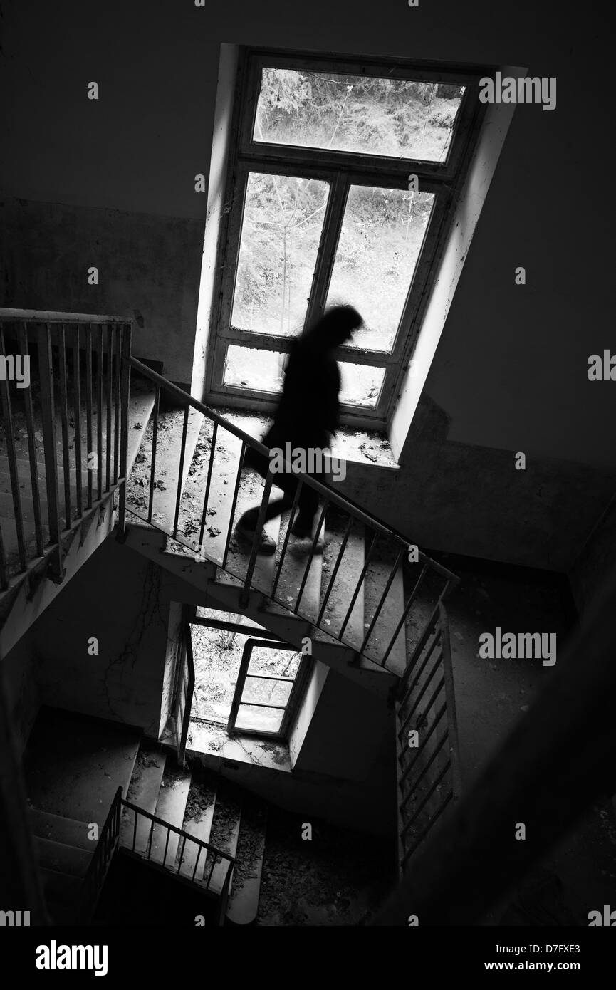 Frau, die Treppe hinunter laufen Stockfoto