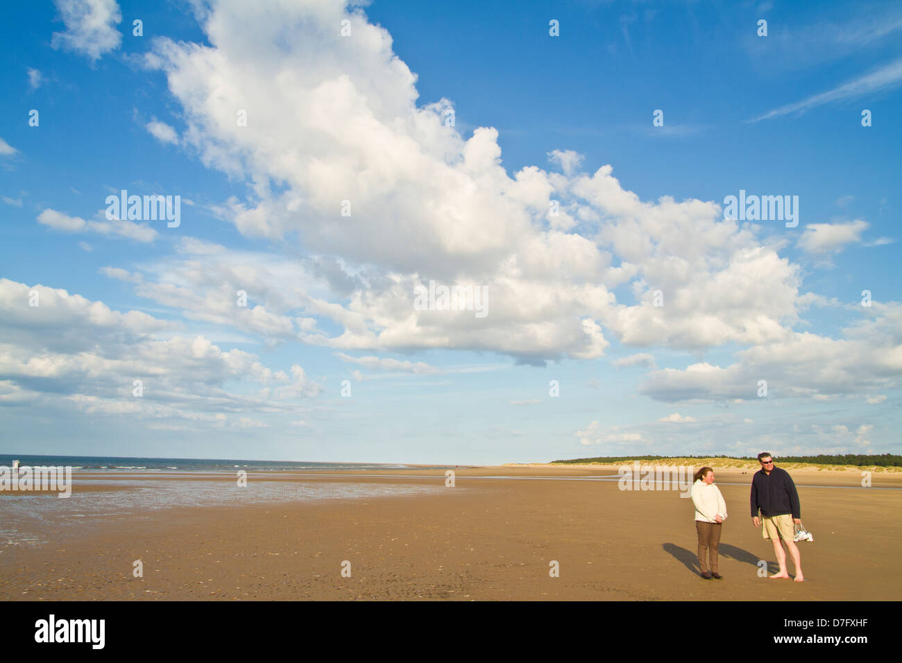mittleren gealterten paar Holkham Beach in Norfolk Stockfoto