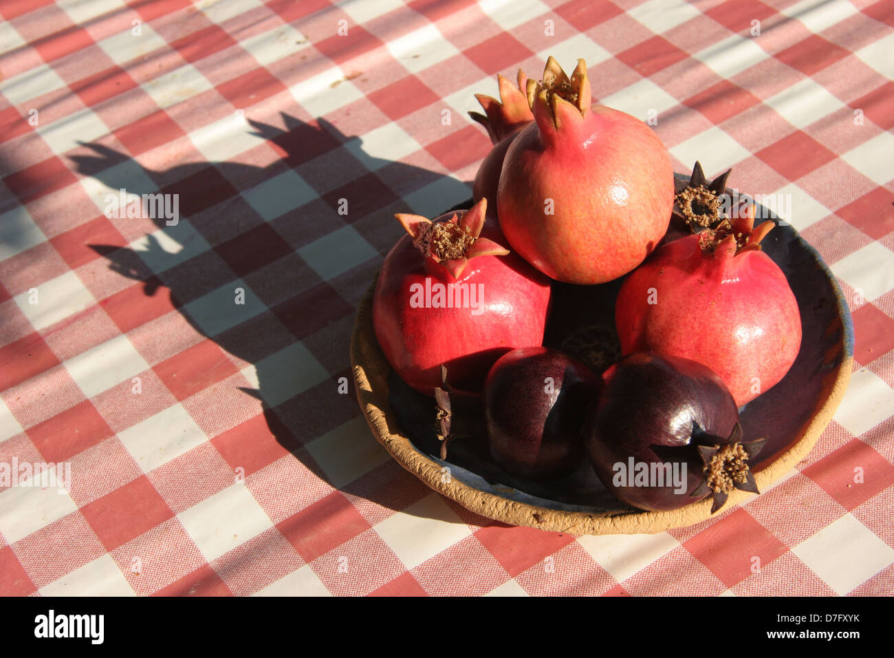 Granatäpfel angeboten auf einem Teller Stockfoto