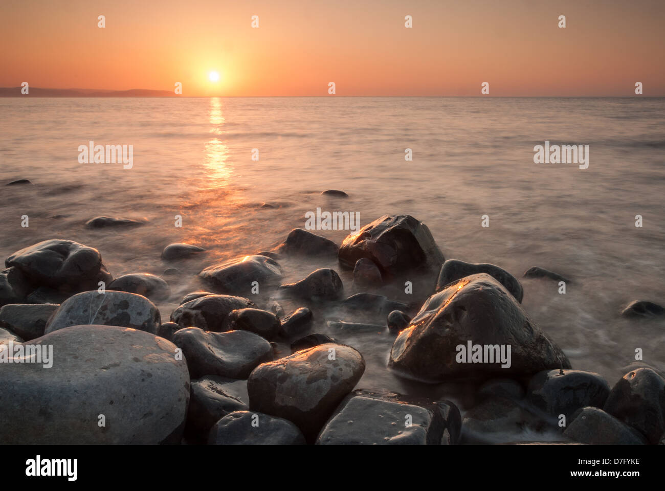 Sonnenuntergang über Kilve Felsenküste, Somerset Stockfoto