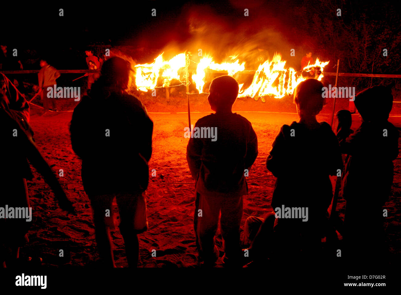 Feuer-Inschrift leuchtet während der Vereidigung der Jugendbewegung Stockfoto