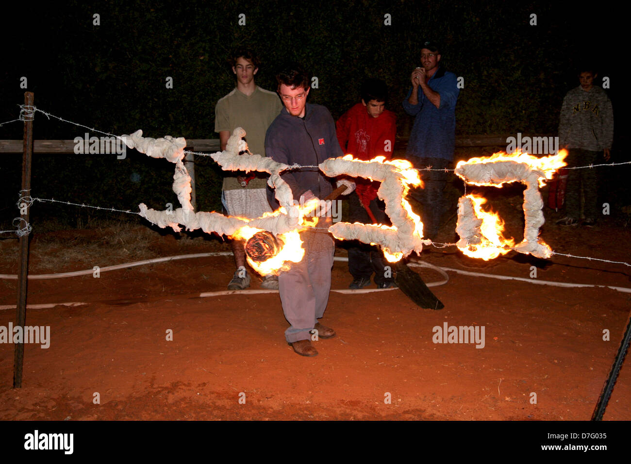 Feuer-Inschrift leuchtet während der Vereidigung der Jugendbewegung Stockfoto