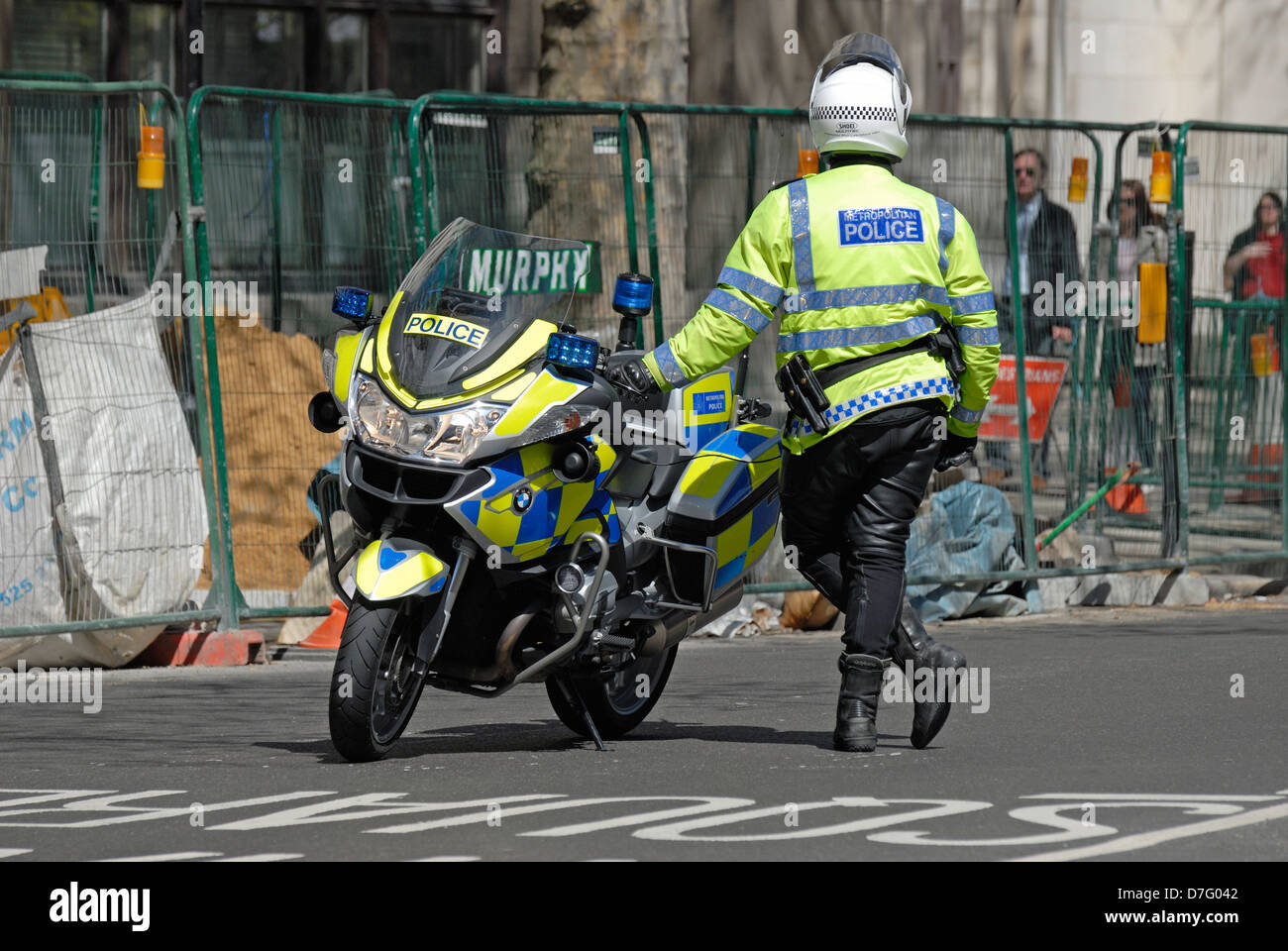 London, England, Vereinigtes Königreich. Metropolitan Police Officer mit BMW  R1200RT Motorrad Stockfotografie - Alamy