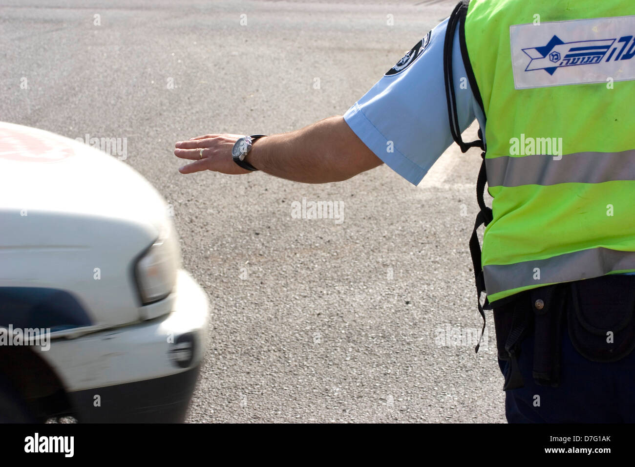 Polizist regelt den Verkehr Stockfoto