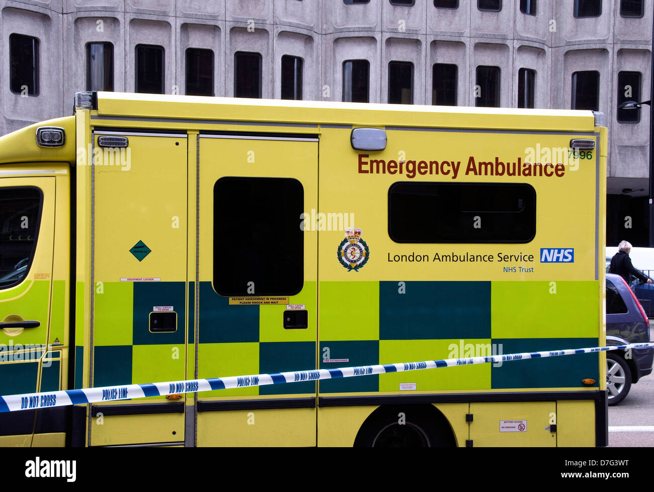 London Emergency Ambulance mit Polizeiabsperrung Band Spruch kreuzen nicht, Euston Road, London England UK Stockfoto