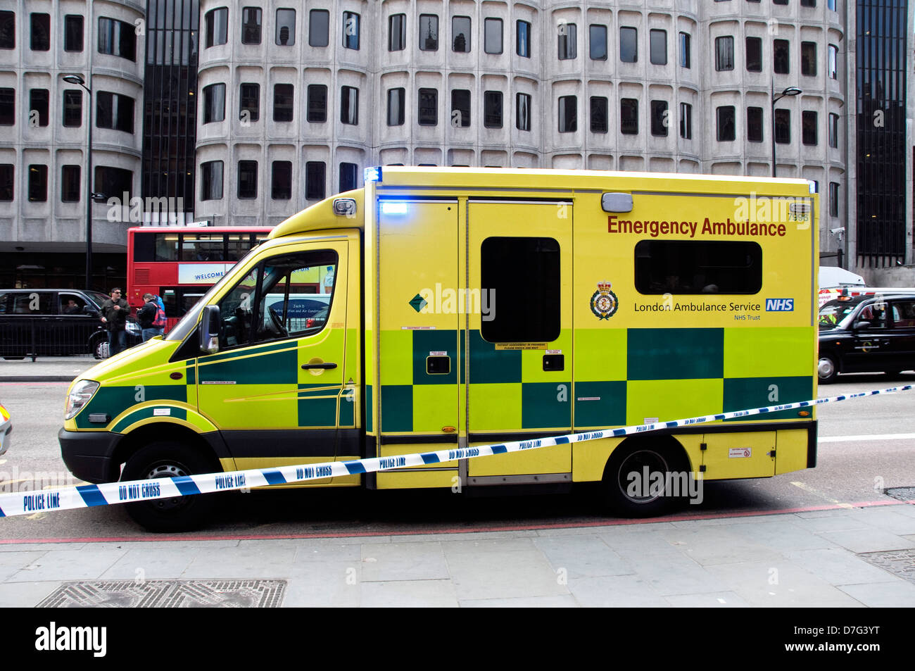 London Emergency Ambulance mit Polizeiabsperrung Band Spruch kreuzen nicht, Euston Road, London England UK Stockfoto