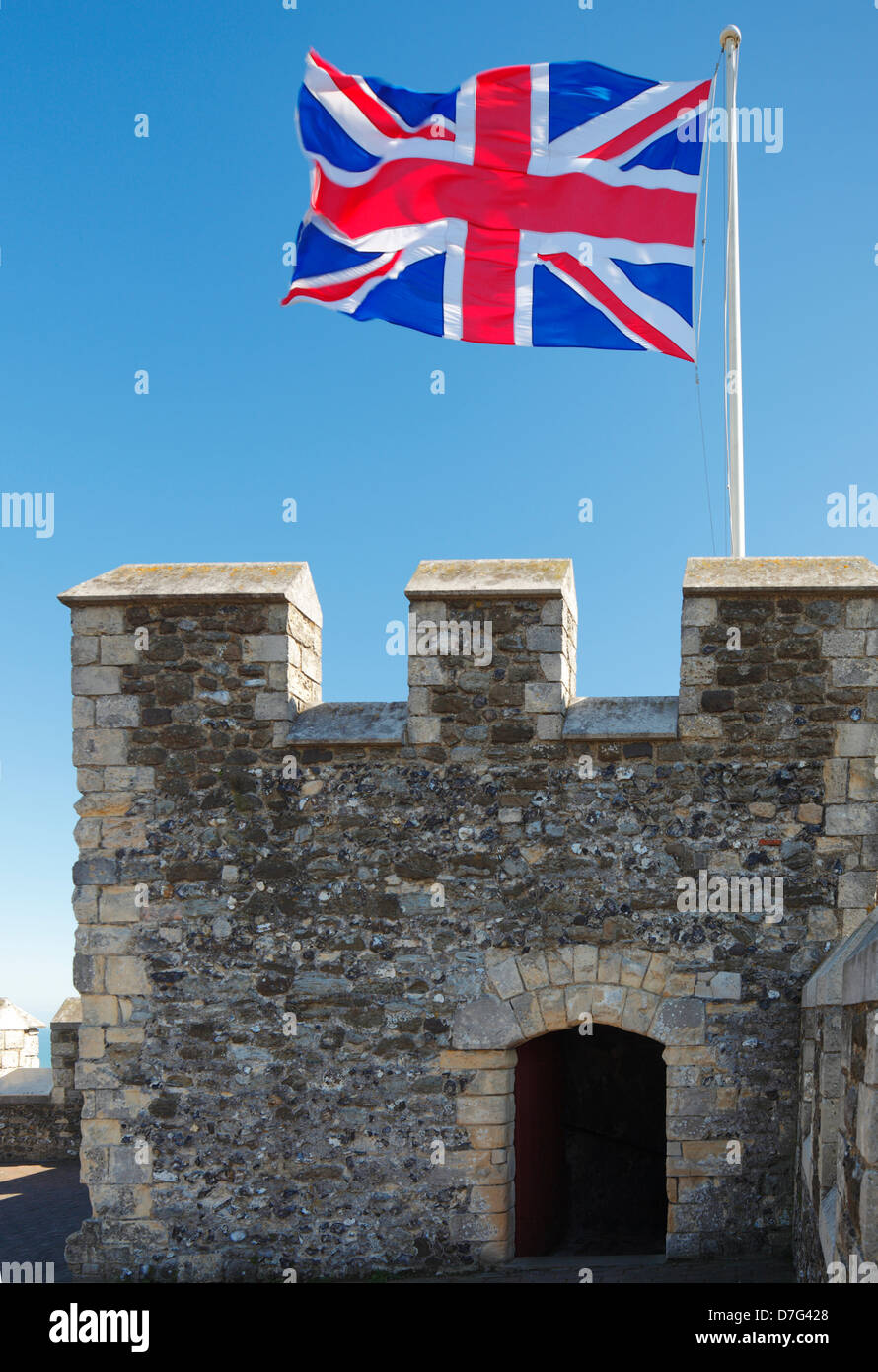 Union Jack-Flagge auf Burg. Stockfoto