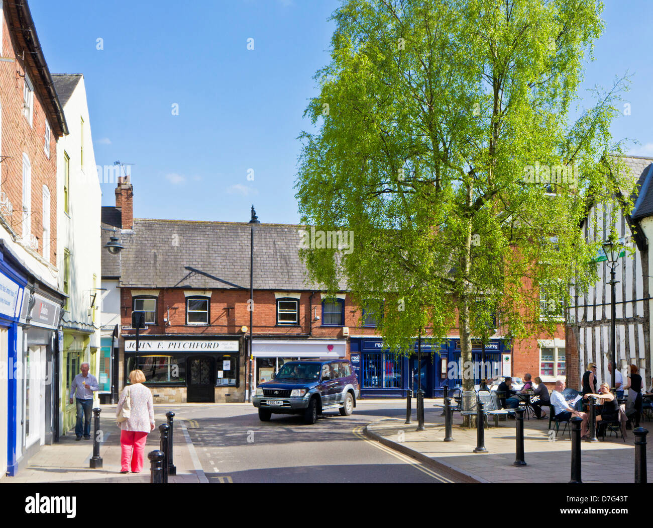 Menschen saßen draußen ein Café und ein Auto fahren, Queen Street im Zentrum von Southwell Nottinghamshire England UK GB EU Europa Stockfoto