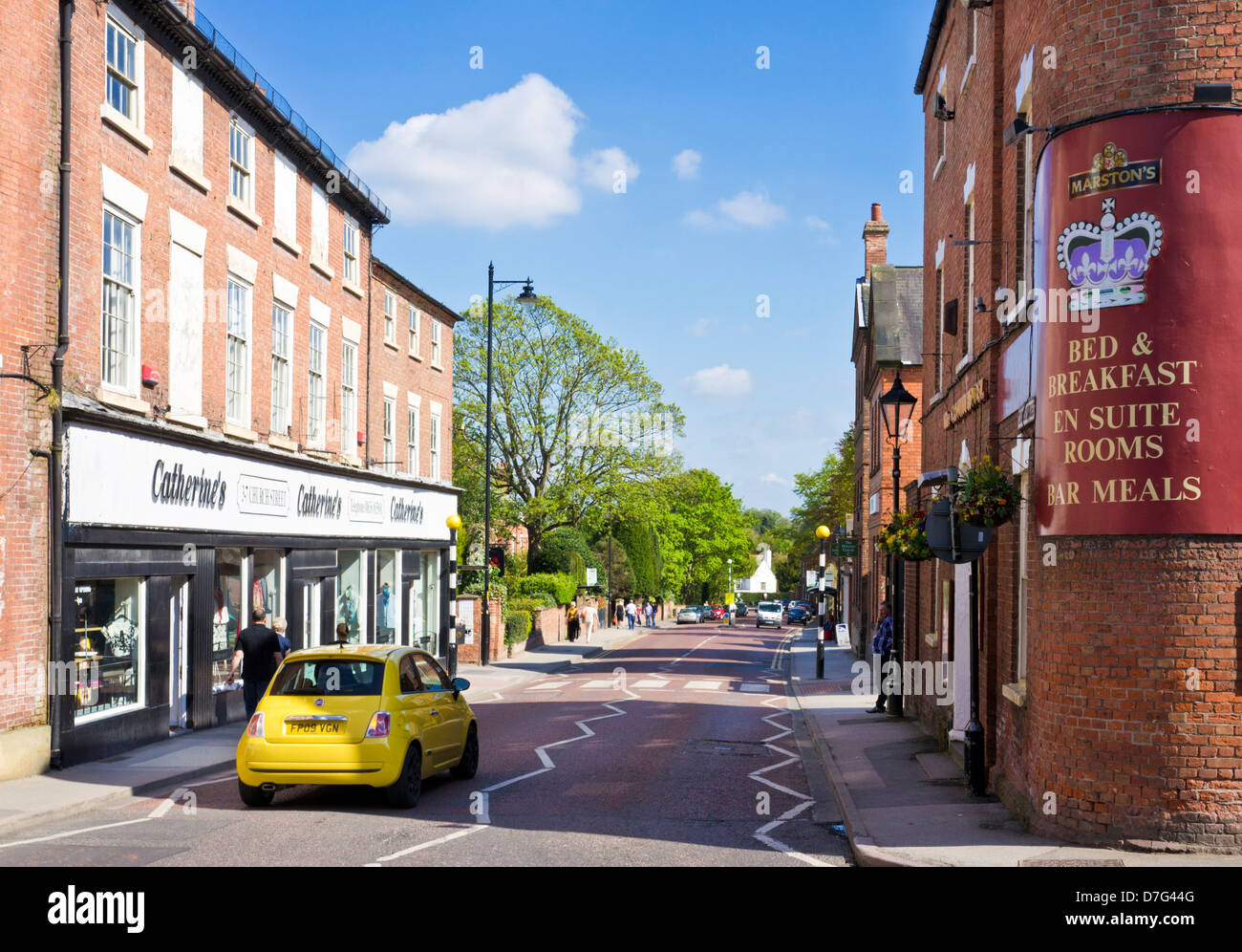 Gelbes Auto fahren auf Kirche-Straße im Stadtzentrum von Southwell Southwell Nottinghamshire England UK GB EU Europa Stockfoto