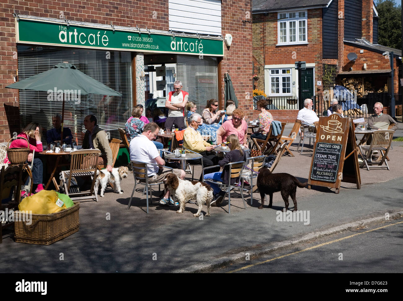 Menschen sitzen vor Artcafe Café West Mersea, Mersea Insel, Essex, England Stockfoto
