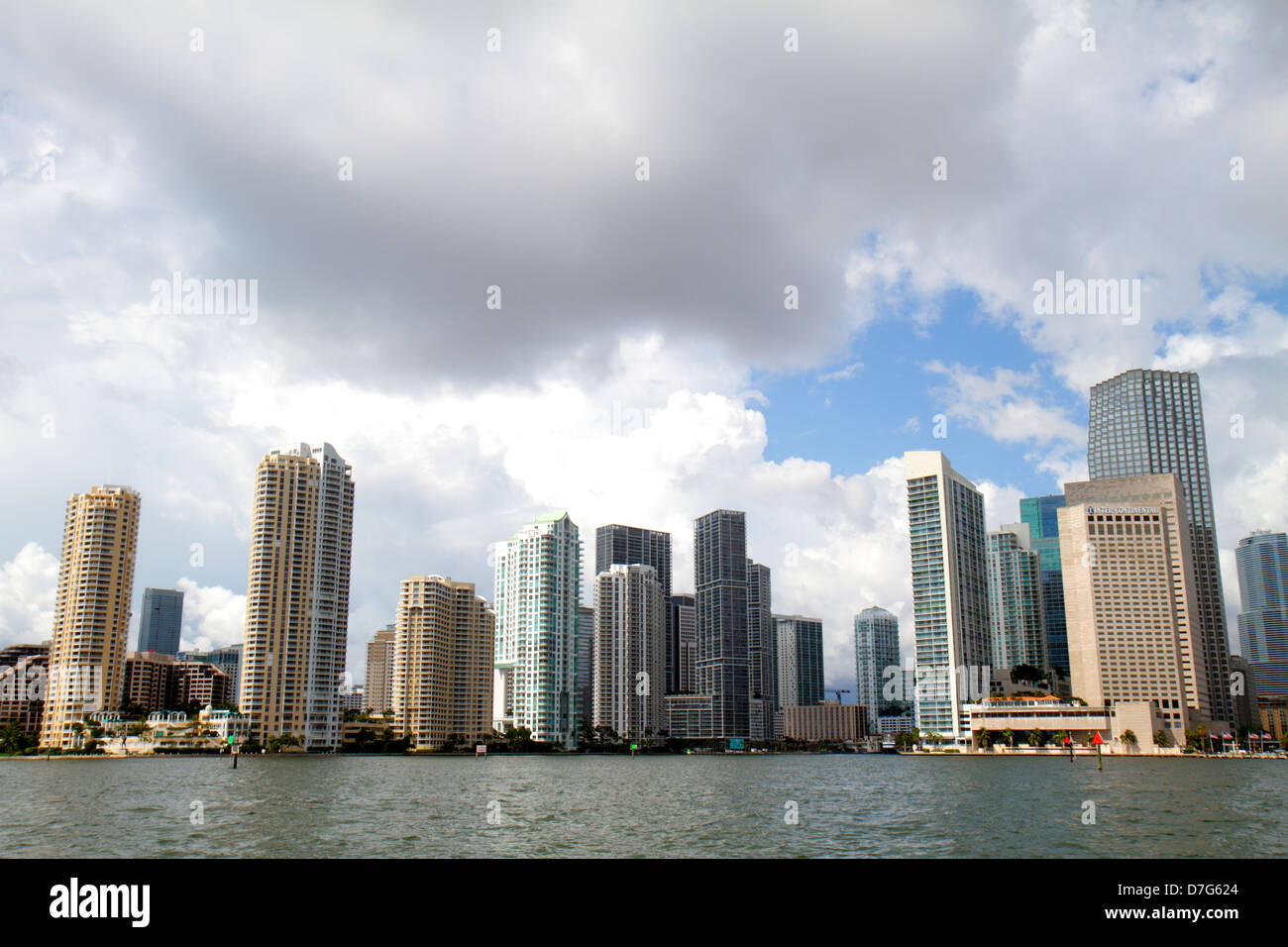 Miami Florida, Skyline der Innenstadt, Brickell Financial District, Wasserhimmel an der Biscayne Bay, Wolken, Bürogebäude, Skyline der Stadt, Hochhaus-Skyscr Stockfoto