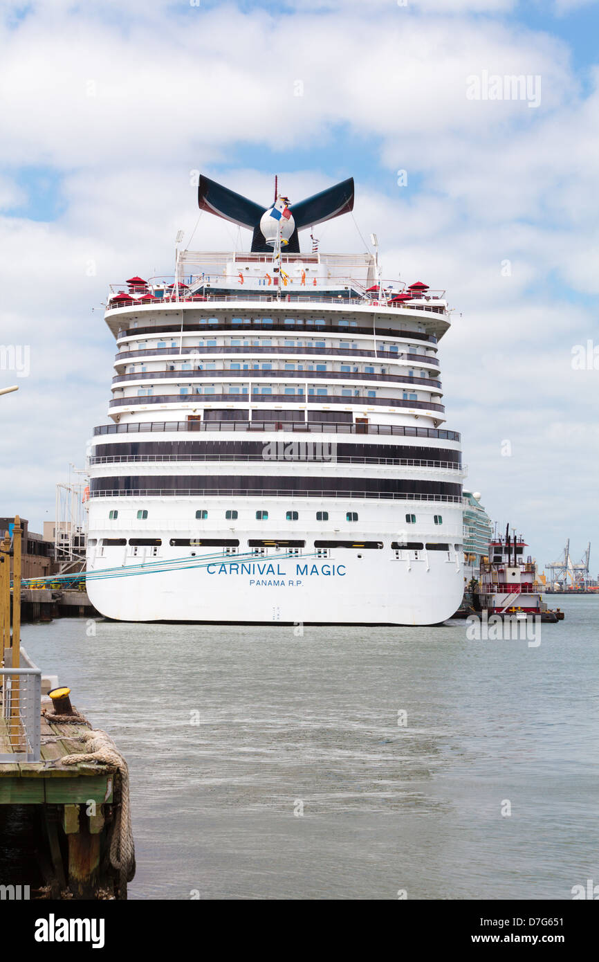 Das Kreuzfahrtschiff Carnival Magic in den Strang Bezirk von Galveston angedockt. Stockfoto
