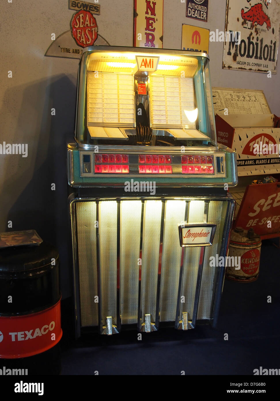 Die AMI Stereophonic Jukebox ist ein Vintage-Musikspieler aus der Mitte des 20. Jahrhunderts, der für sein einzigartiges Design und seine Rolle im goldenen Zeitalter der amerikanischen Musik bekannt ist. Es verfügt über einen rotierenden Plattenspieler, der verschiedene Singles spielt. Stockfoto