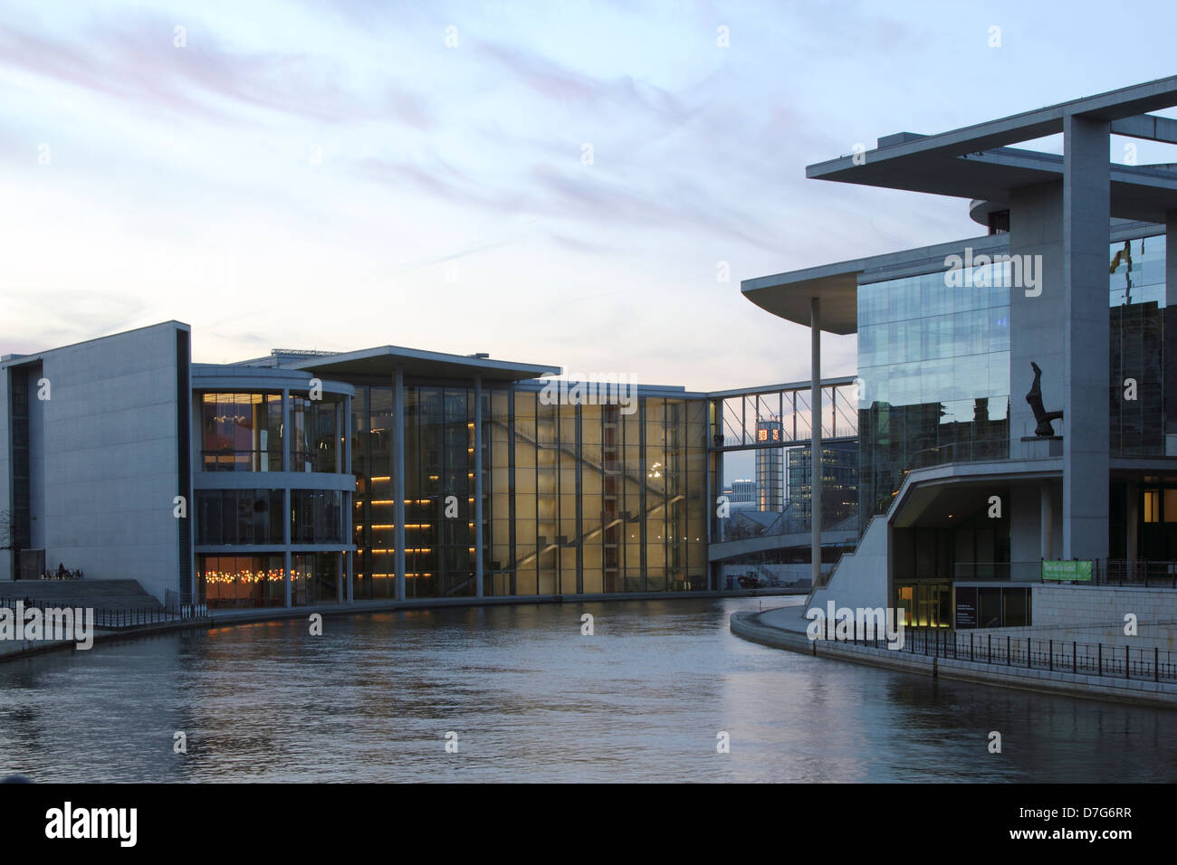 Berlin Mitte Paul Loebe Haus Marie Elisabeth Lueders Haus Spree Stockfoto