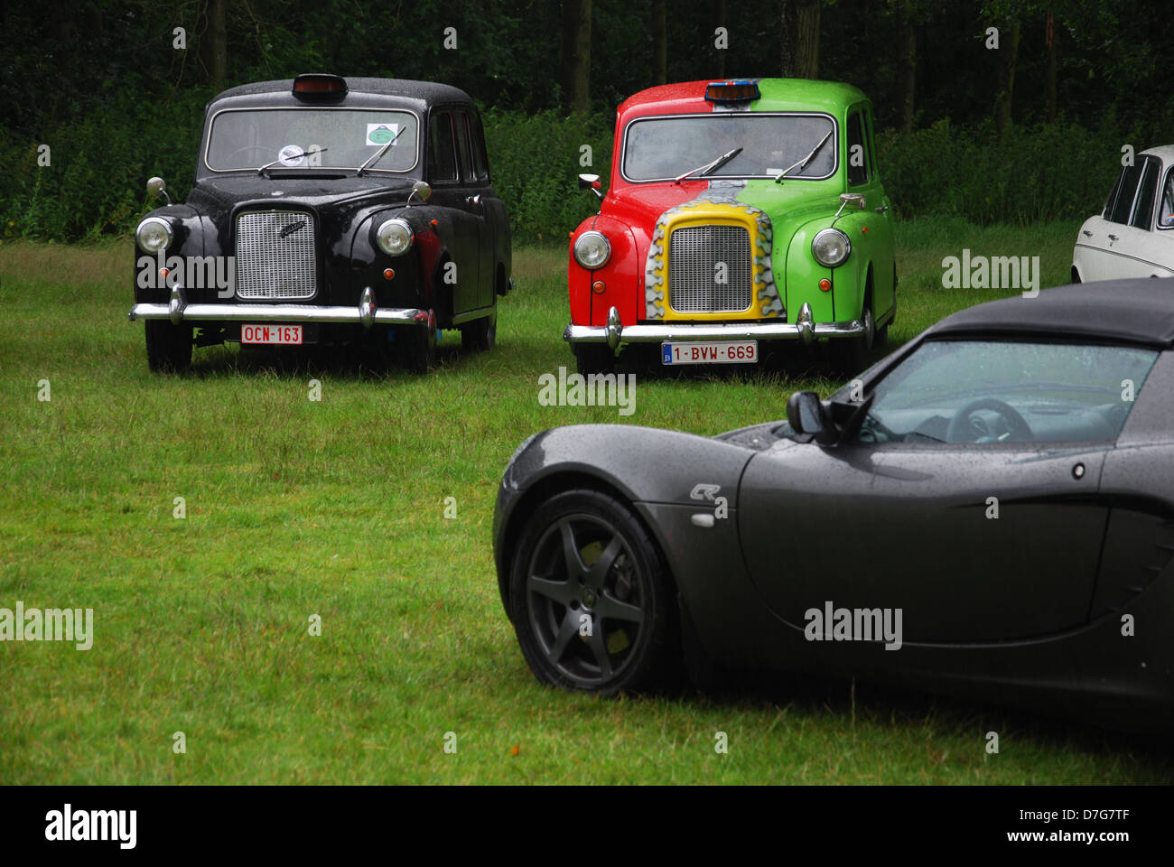 zwei Londoner Taxis und Lotus Elise am Oldtimer show Niederlande Stockfoto