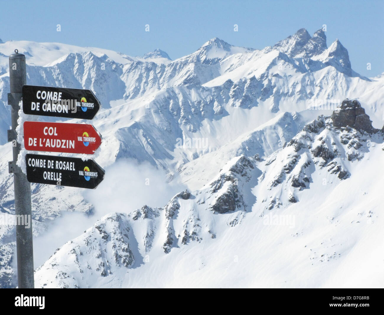 Blick nach Süden von der Spitze des Cime Caron, Val Thorens mit Piste Zeichen und Aiguilles d'Arve im Hintergrund. Stockfoto