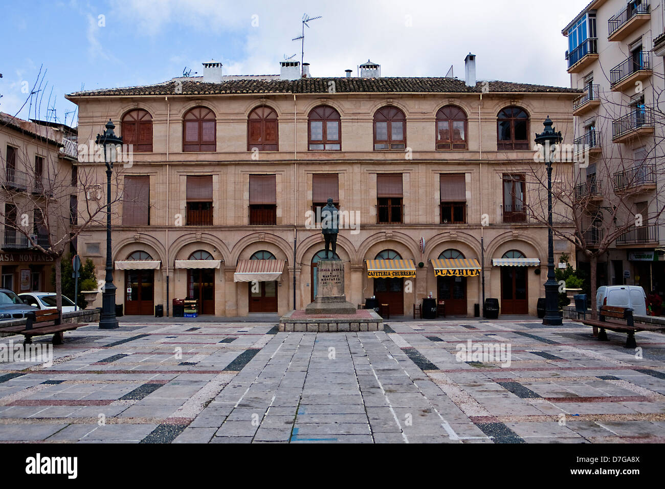 Arcipreste Hita Platz mit der Statue von Martinez Montañez, Alcalá la Real, Provinz Jaen, Andalusien, Spanien Stockfoto