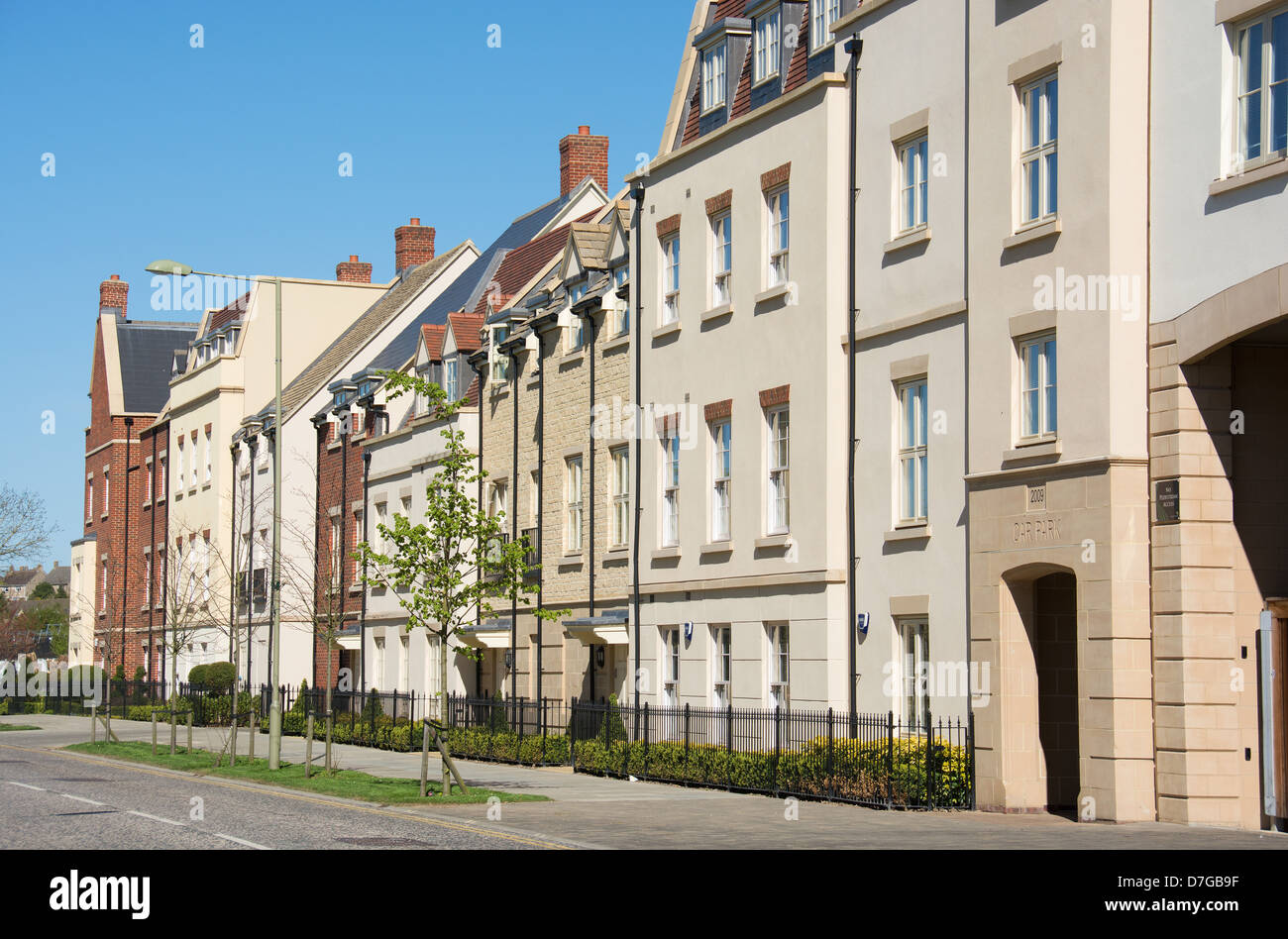 WITNEY, OXFORDSHIRE, VEREINIGTES KÖNIGREICH. Moderne Gebäude mit faux-Periode Fassaden. 2013. Stockfoto