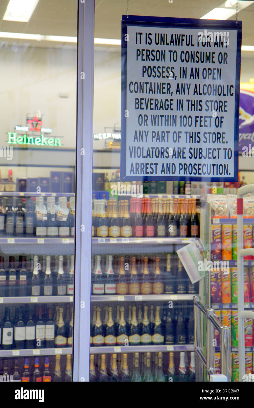 Miami Beach Florida, Walgreens Liquor, Geschäft, Geschäfte, Geschäfte, Bezirk, Wein, Bier, alkoholische Getränke, Getränke, Schild, Fenster, gesetzeswidrig zu konsumieren oder po Stockfoto