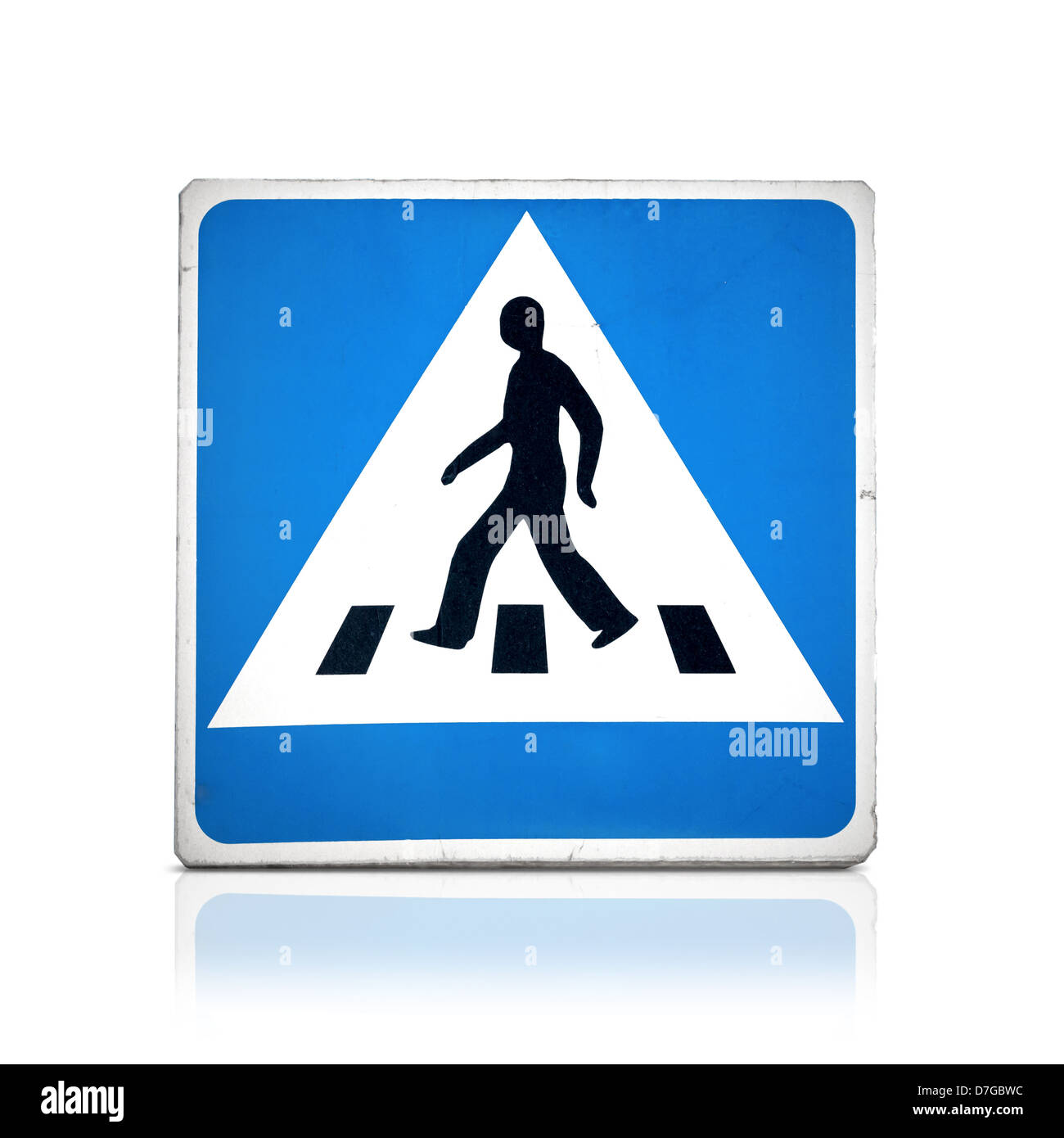 Blaues Quadrat Fußgängerüberweg Zeichen isoliert auf weiss mit Reflexion Stockfoto