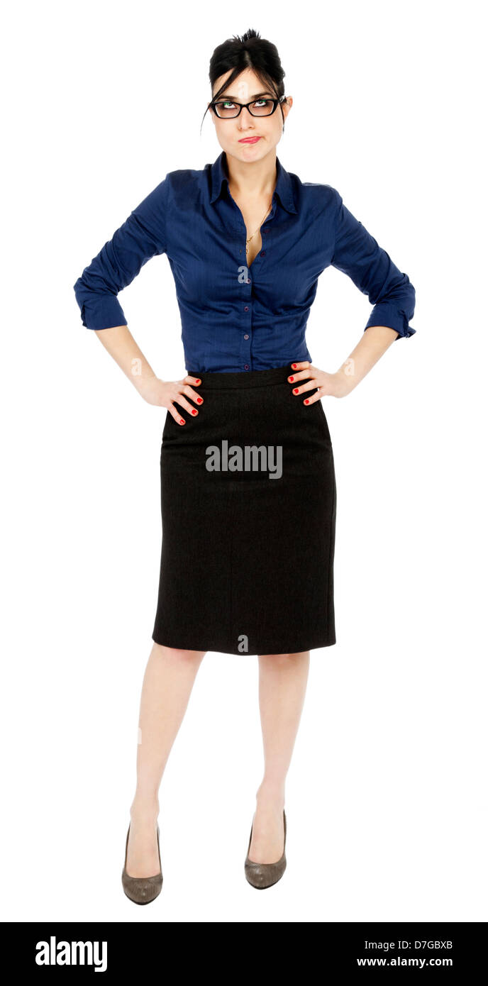 Erwachsener (Anfang 30) schwarze behaarte Kaukasische Frau trägt geknöpften Hemd dunkel grau Rock schauen sehr unzufrieden Stockfoto