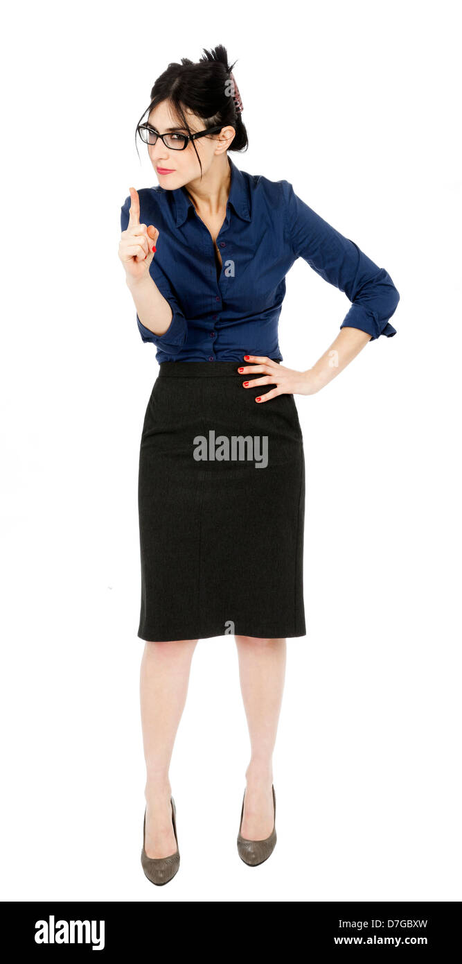 Erwachsener (Anfang 30) schwarze behaarte Kaukasische Frau tragen geknöpften Hemd dunkel grau Rock schauen sehr unzufrieden Ihr Stockfoto