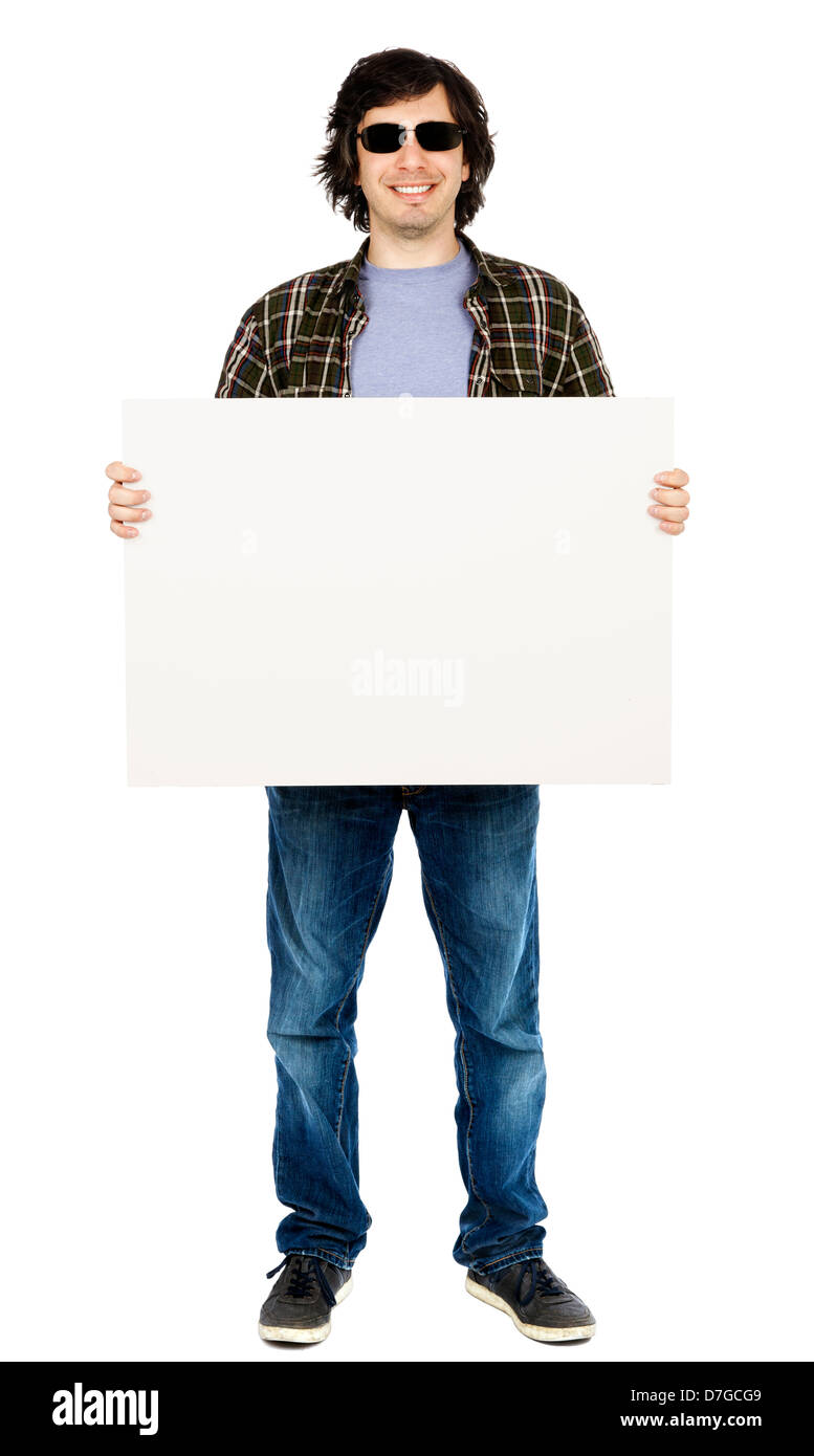 Kaukasischen Mann in seinen frühen 30er Jahren in Freizeitkleidung mit großen leeren weißen Schild anscheinend Blick in die Kamera durch gekleidet Stockfoto