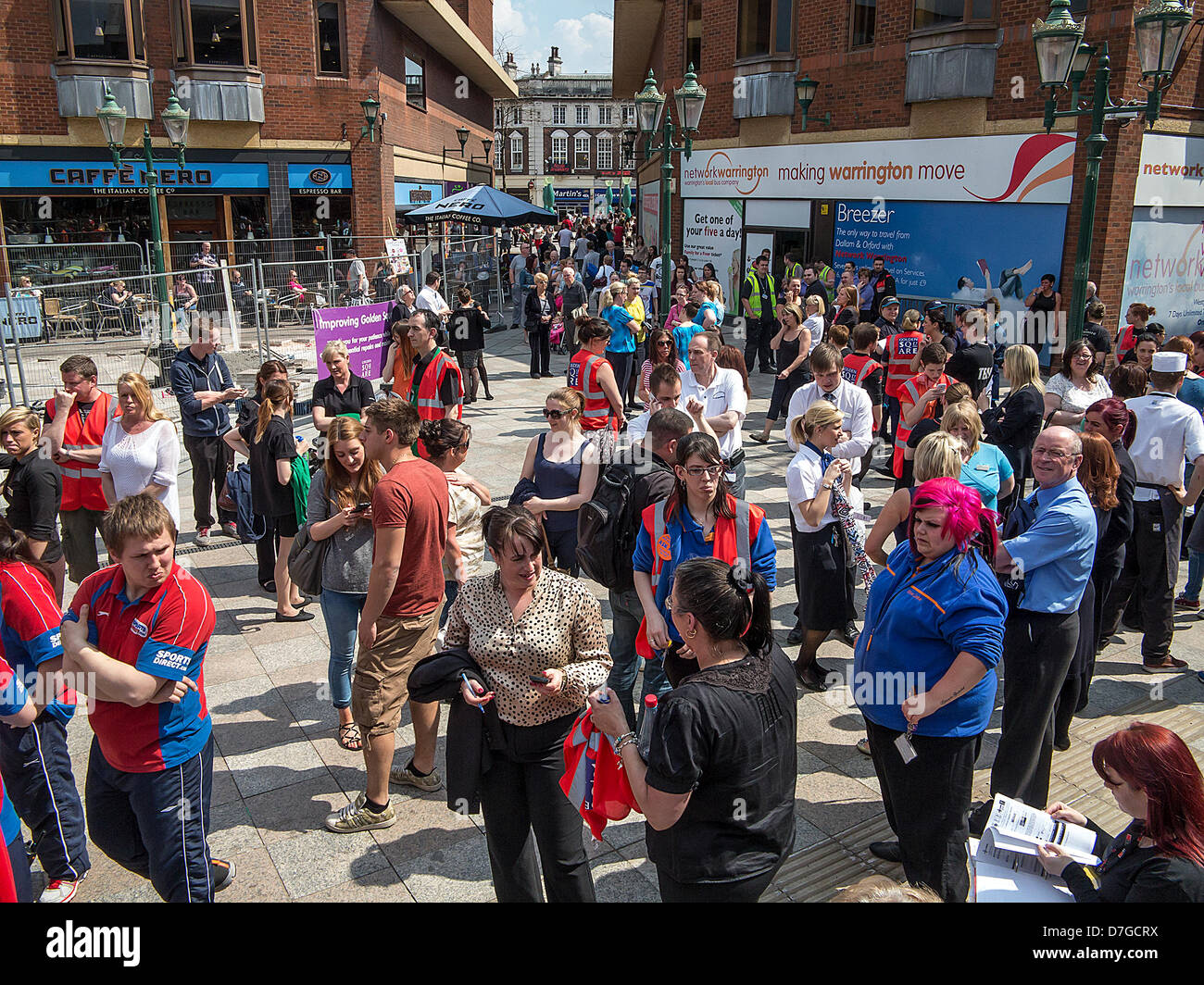 Warrington, UK. 7. Mai 2013. Warrington "Golden Square" Shopping Center und die Geschäfte um ihn herum wurde heute Morgen wegen einer mutmaßlichen Bombendrohung geschlossen. Alle Mitarbeiter und Kunden waren in den alten Fischmarkt draußen warten. Bildnachweis: John Hopkins / Alamy Live News Stockfoto