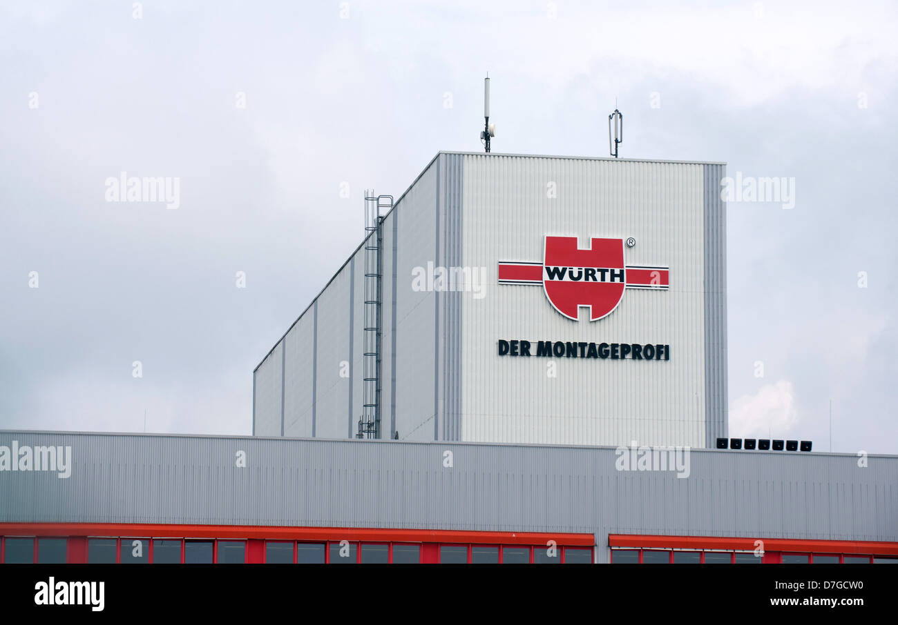 Das Logo des Arbeitskreises Wuerth Hände auf das Logistik-Center in Künzelsau, Deutschland, 7. Mai 2013. Wuerth erwartet einen leichten Anstieg im Umsatz in diesem Jahr trotz der anhaltenden Wirtschaftskrise. Foto: MARIJAN MURAT Stockfoto