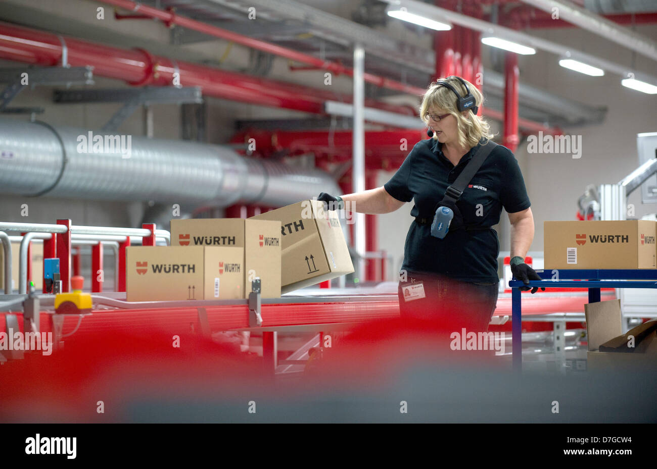 Ein Mitarbeiter der Wuerth-Gruppe arbeiten in der Stimme betrieben Auftragszentrum im Logistikzentrum in Künzelsau, Deutschland, 7. Mai 2013. Wuerth erwartet einen leichten Anstieg im Umsatz in diesem Jahr trotz der anhaltenden Wirtschaftskrise. Foto: MARIJAN MURAT Stockfoto