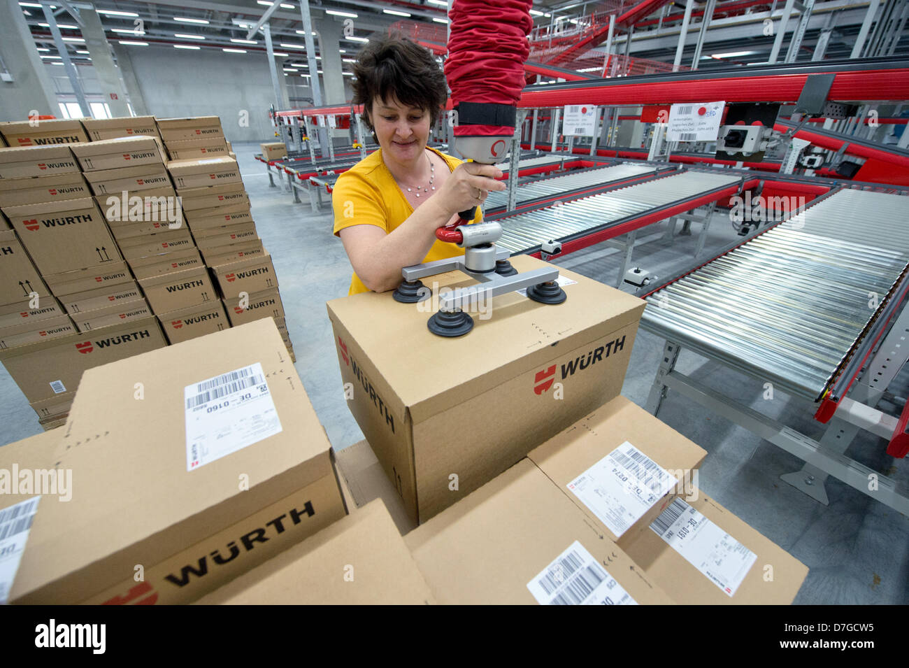 Ein Mitarbeiter des Arbeitskreises Wuerth Stapel Kartons für den Versand in das Logistikzentrum in Künzelsau, Deutschland, 7. Mai 2013. Wuerth erwartet einen leichten Anstieg im Umsatz in diesem Jahr trotz der anhaltenden Wirtschaftskrise. Foto: MARIJAN MURAT Stockfoto