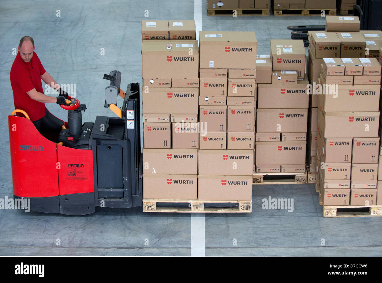 Ein Mitarbeiter des Arbeitskreises Wuerth bewegt Paletten mit Kartons für den Versand in das Logistikzentrum in Künzelsau, Deutschland, 7. Mai 2013. Wuerth erwartet einen leichten Anstieg im Umsatz in diesem Jahr trotz der anhaltenden Wirtschaftskrise. Foto: MARIJAN MURAT Stockfoto