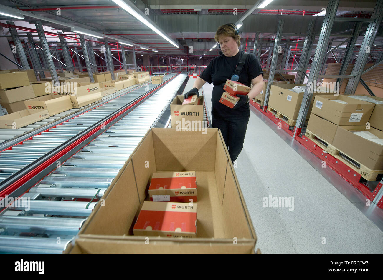 Ein Mitarbeiter der Wuerth-Gruppe arbeiten in der Stimme betrieben Auftragszentrum im Logistikzentrum in Künzelsau, Deutschland, 7. Mai 2013. Wuerth erwartet einen leichten Anstieg im Umsatz in diesem Jahr trotz der anhaltenden Wirtschaftskrise. Foto: MARIJAN MURAT Stockfoto