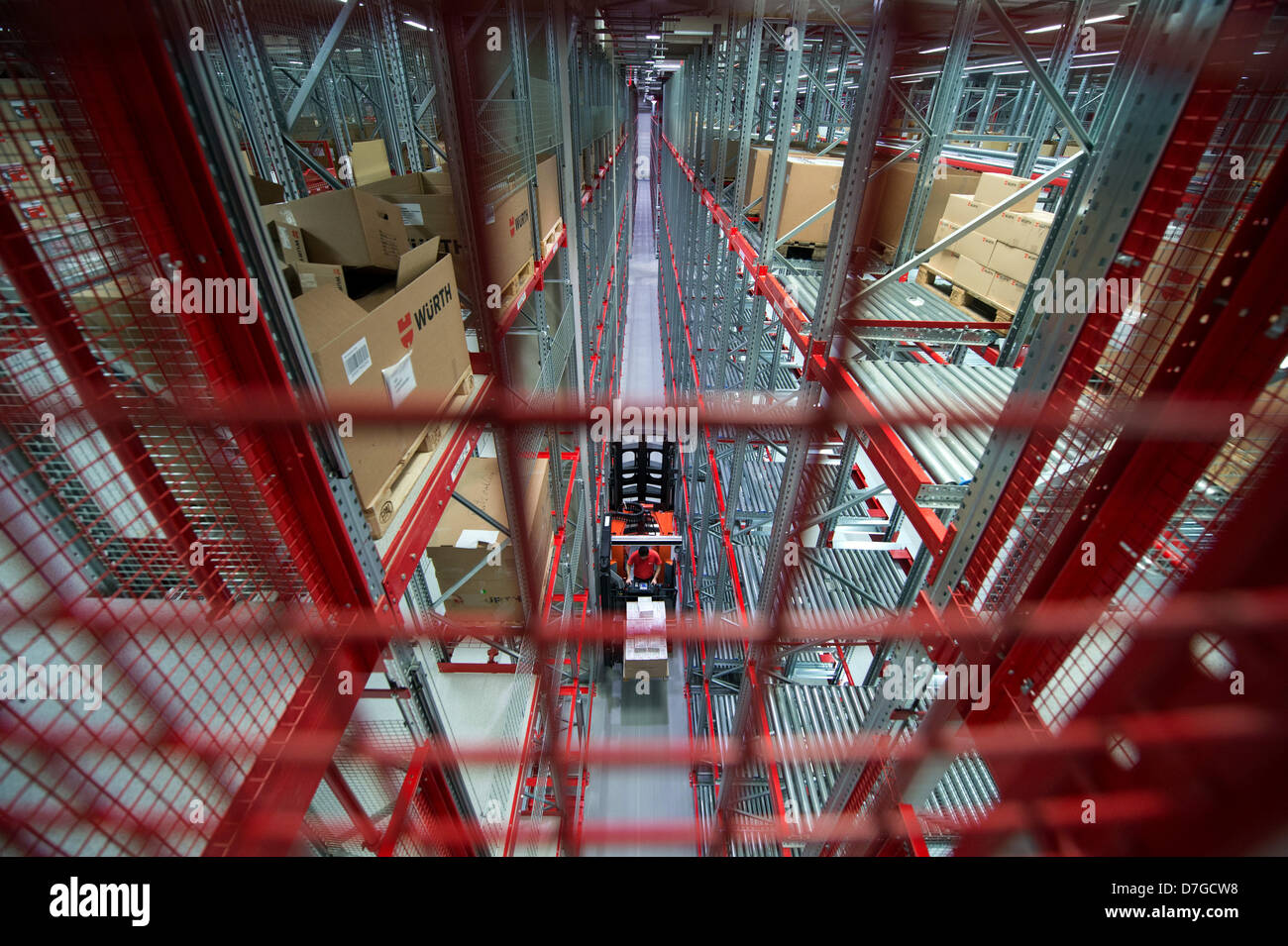 Ein Mitarbeiter des Arbeitskreises Wuerth fährt ein Gabelstapler im Logistikzentrum in Künzelsau, Deutschland, 7. Mai 2013. Wuerth erwartet einen leichten Anstieg im Umsatz in diesem Jahr trotz der anhaltenden Wirtschaftskrise. Foto: MARIJAN MURAT Stockfoto