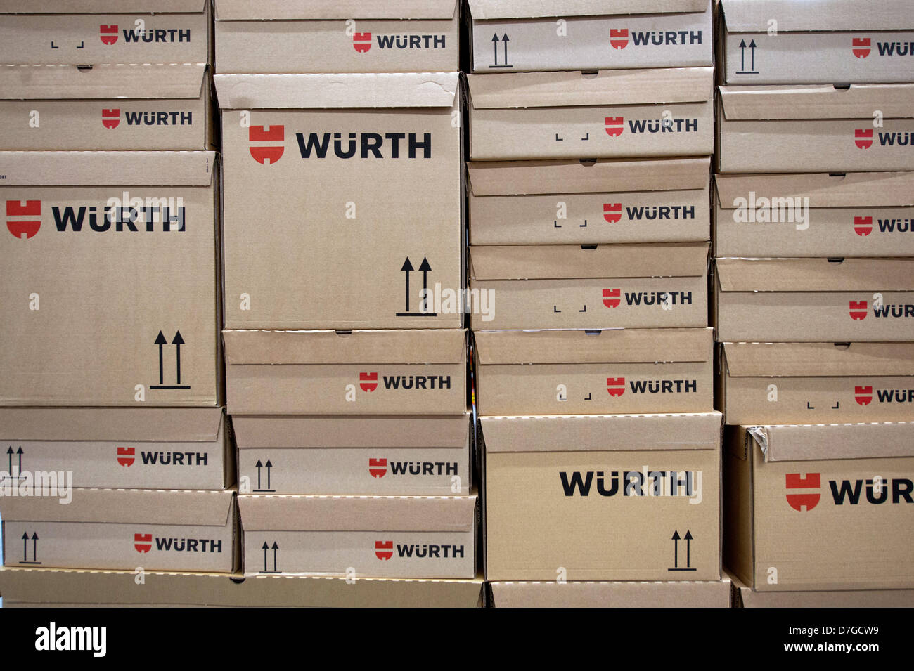 Kartons für den Versand werden in das Logistik-Center West bei der Wuerth-Gruppe in Künzelsau, Deutschland, 7. Mai 2013 gestapelt. Wuerth erwartet einen leichten Anstieg im Umsatz in diesem Jahr trotz der anhaltenden Wirtschaftskrise. Foto: MARIJAN MURAT Stockfoto