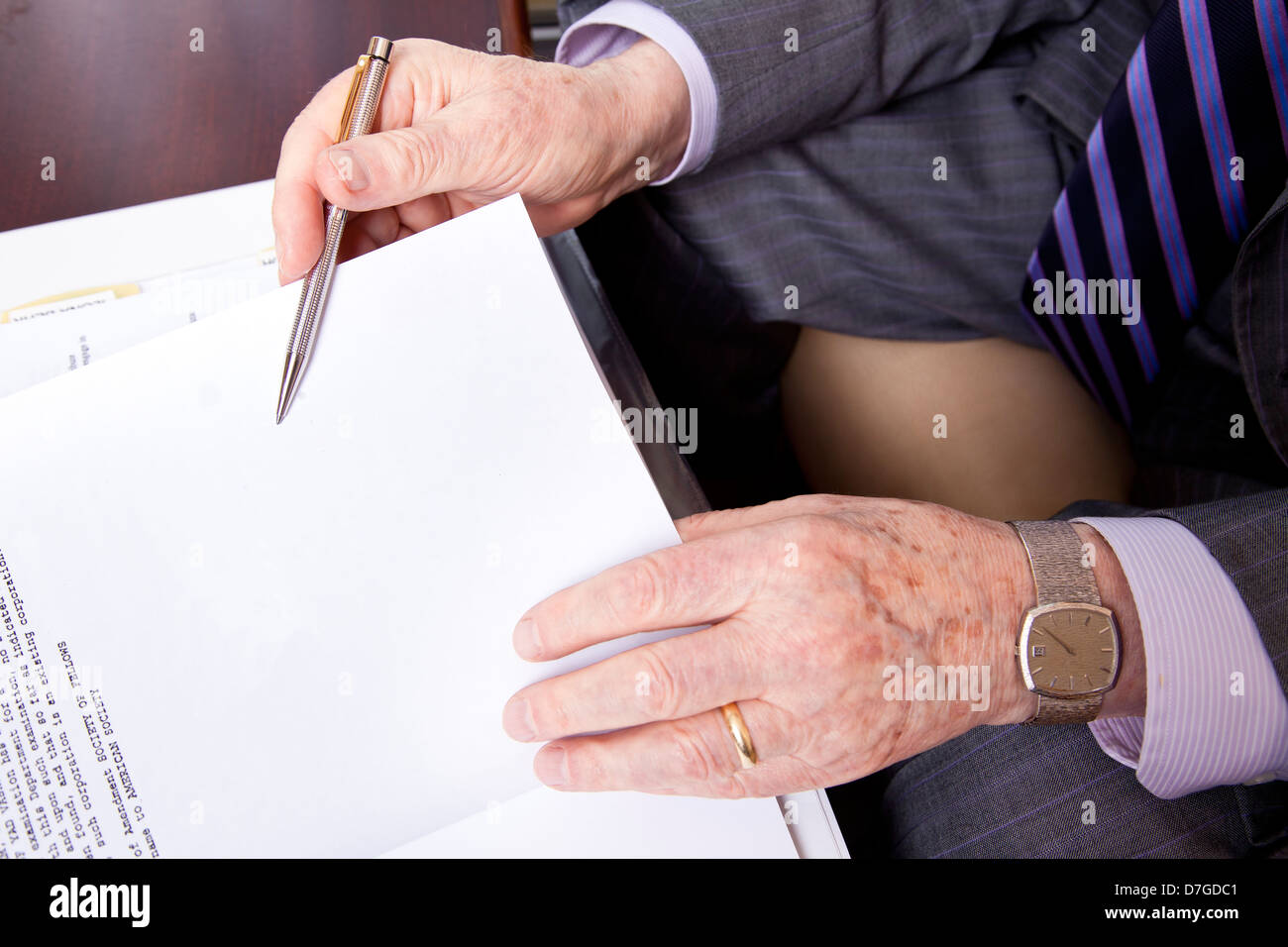 Hautnah auf Hände (in seinem 80er) senior Geschäftsmann Vertrag zu unterzeichnen. Ausgefallene Stift hält er in seiner rechten Hand trägt Stockfoto