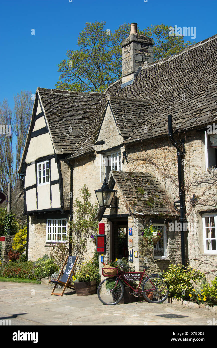 OXFORDSHIRE, VEREINIGTES KÖNIGREICH. Das Old Swan, ein traditionelles englisches Pub im Dorf der alten Minster Lovell in der Nähe von Witney. 2013. Stockfoto