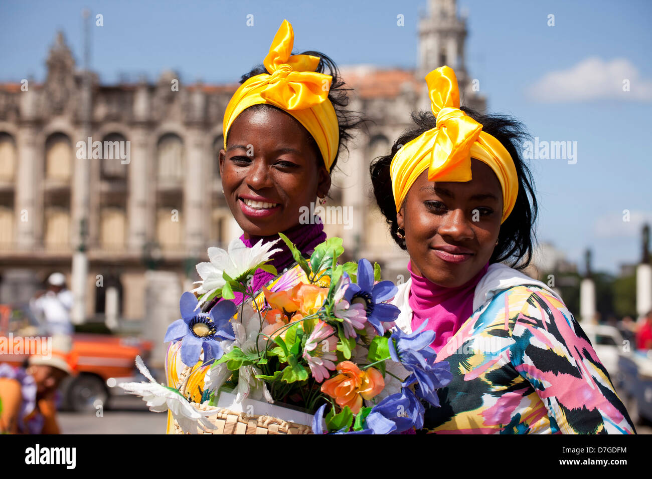junge Frau mit Kopftuch und bunten Blumen, Havanna, Kuba, Caribbean Stockfoto