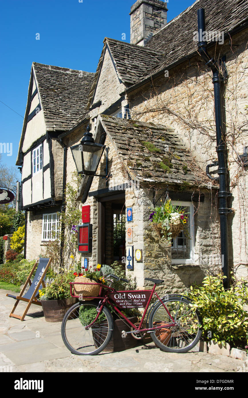 OXFORDSHIRE, VEREINIGTES KÖNIGREICH. Das Old Swan, ein traditionelles englisches Pub im Dorf der alten Minster Lovell in der Nähe von Witney. 2013. Stockfoto