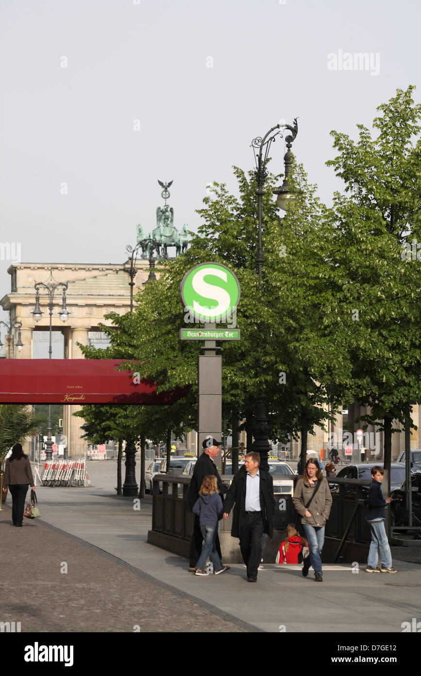 Pariser Platz Berlin Brandenburger Tor Quadriga S Bahn Station Stockfoto