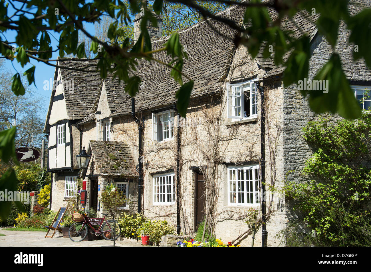 OXFORDSHIRE, VEREINIGTES KÖNIGREICH. Das Old Swan, ein traditionelles englisches Pub im Dorf der alten Minster Lovell in der Nähe von Witney. 2013. Stockfoto