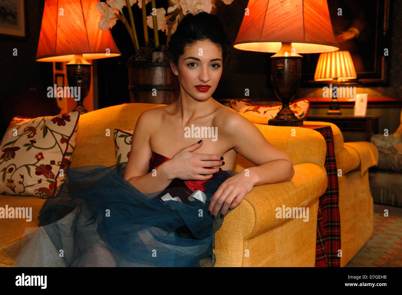 Eine junge Frau saß auf dem Sofa im Salon hotel Stockfoto