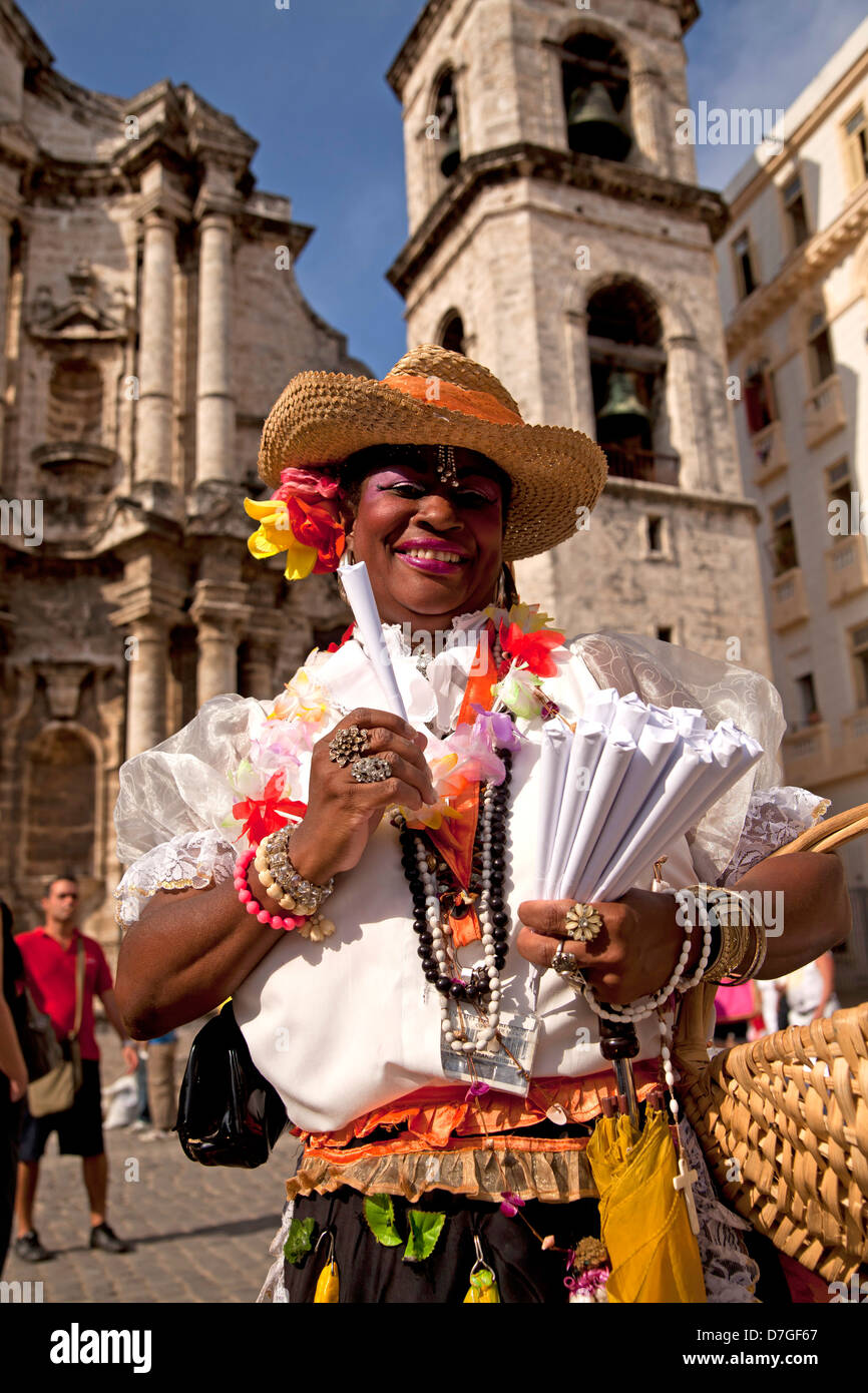 lächelnde kubanische Frau in traditioneller Kleidung verkaufen Erdnüsse, Havanna, Kuba, Karibik Stockfoto