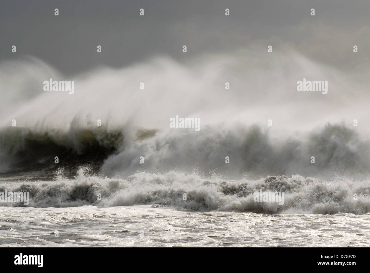 Stürmisches Wetter mit dunklen Himmel am Pazifischen Ozean. Eine große Welle kommt ans Ufer der Insel Kunaschir, südlichen Kurilen, Russland Stockfoto