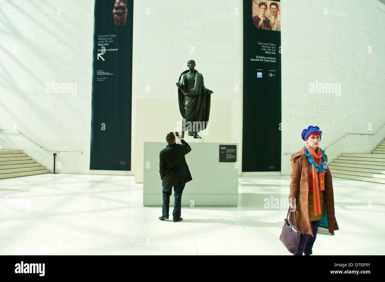 Menschen nehmen Foto mit Handy, Great Court, British Museum, London, UK Stockfoto