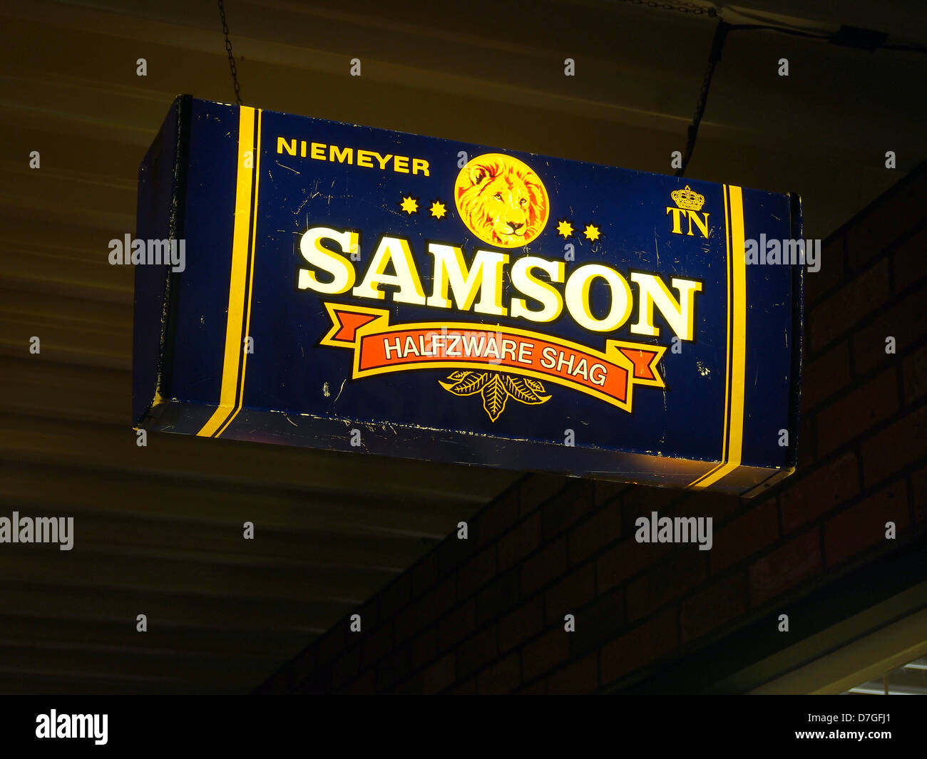 Die „Samson lichtreklame“ ist eine Vintage-Werbung mit auffälliger Typografie und Bildsprache, die Marketingstrategien des frühen 20. Jahrhunderts in Deutschland repräsentiert. Stockfoto