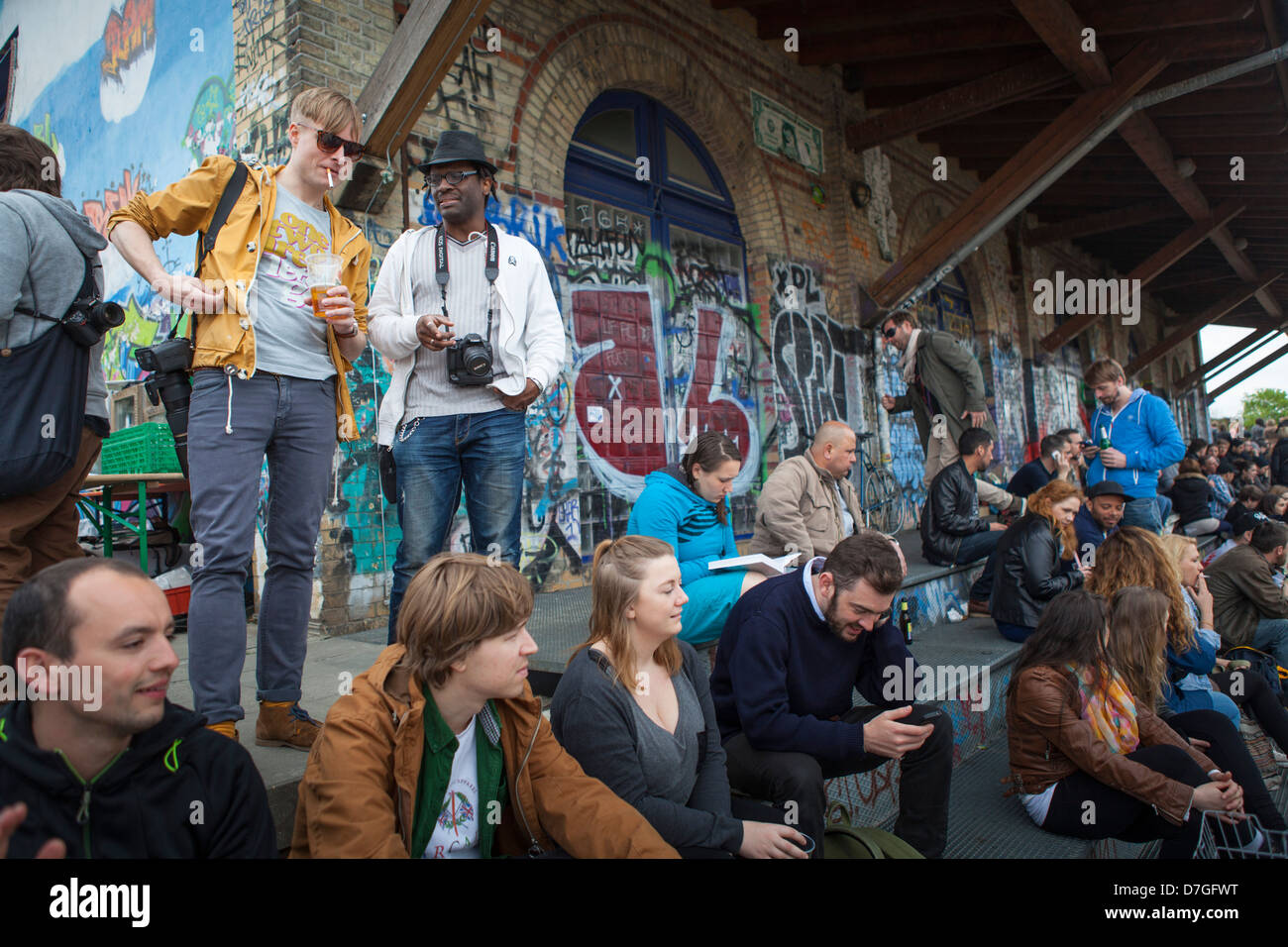 Jugendliche feiern Tag der Arbeit in Kreuzberg, Berlin Deutschland Stockfoto