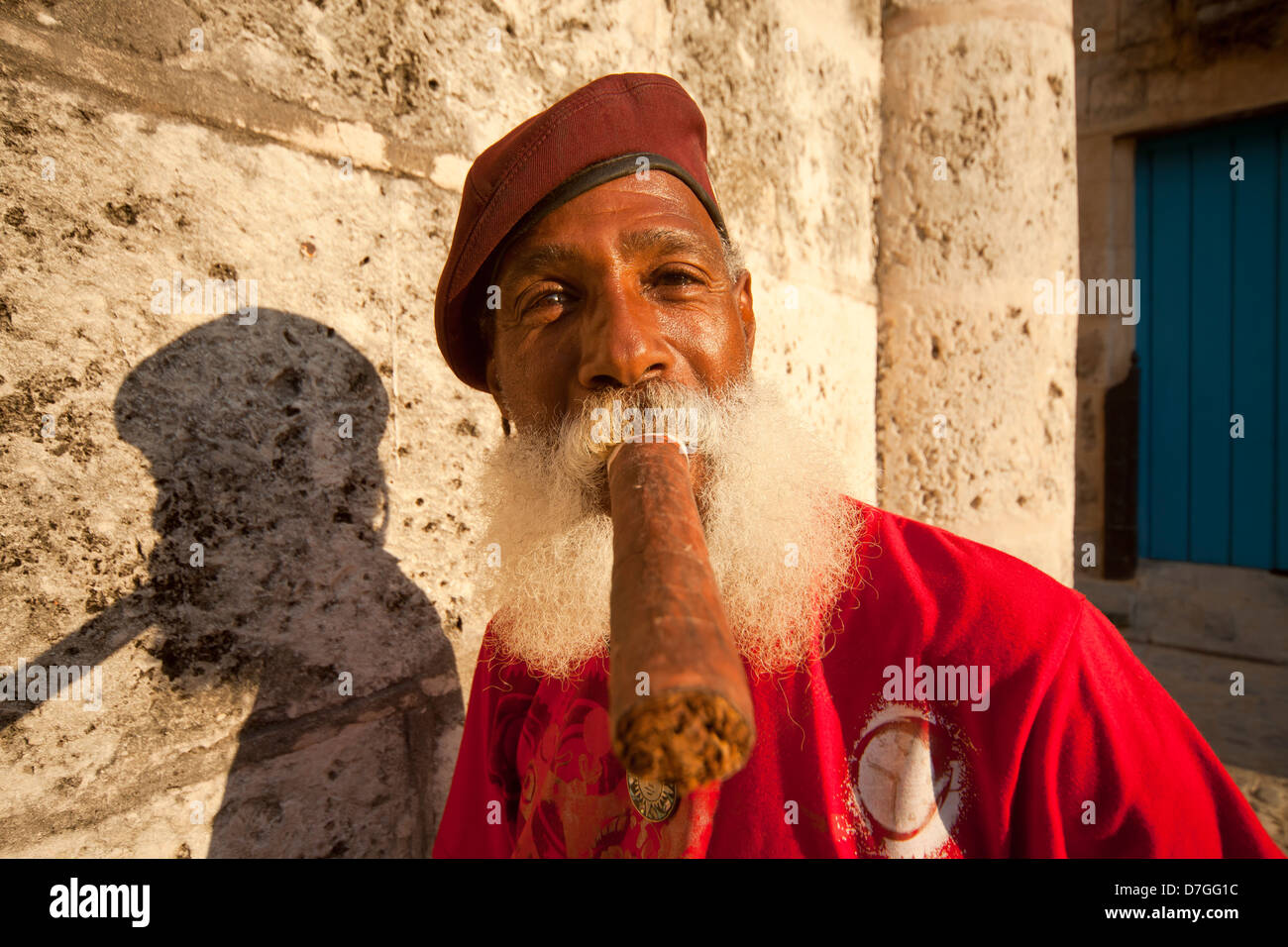 Männer mit Bart rauchen Zigarren, Havanna, Kuba, Caribbean Stockfoto