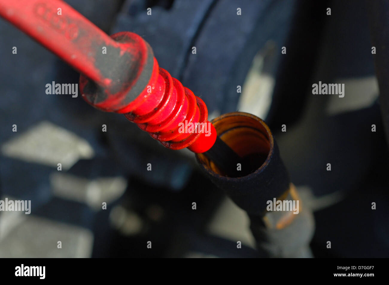 Auto, Motor, Öl, Messstab, Öl Zustand prüfen, Öl Statusüberprüfung, Öl Statusüberprüfung Stockfoto