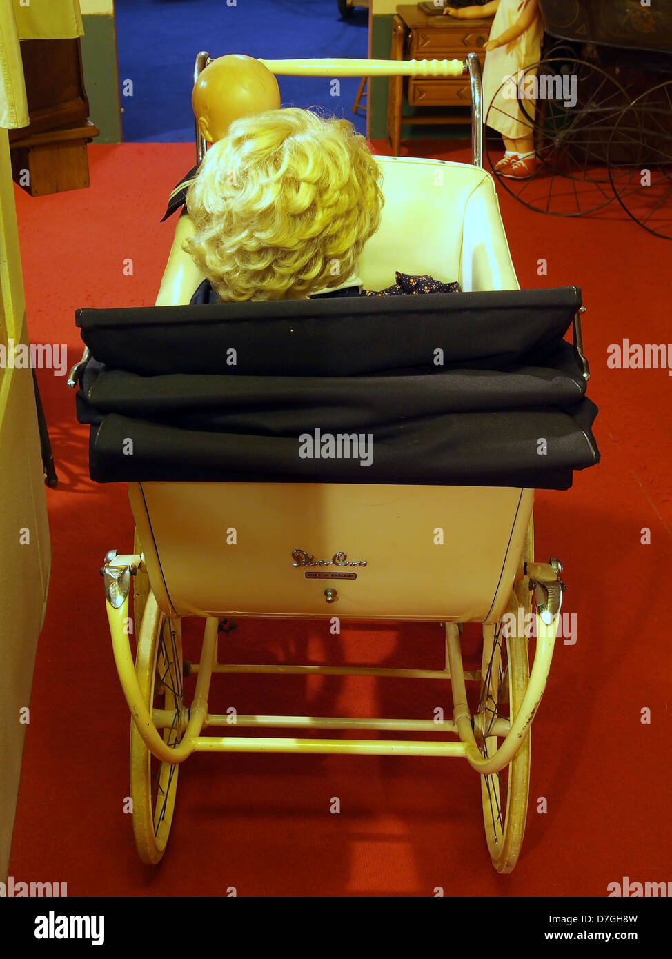 Dieses Bild zeigt einen Vintage Silver Cross Kinderwagen, der für seine hochwertige Handwerkskunst und sein klassisches Design bekannt ist. Silberkreuzwagen sind seit dem 19. Jahrhundert ein vertrauenswürdiger Name in der Babypflege, bekannt für ihre Langlebigkeit und ihren Stil. Stockfoto